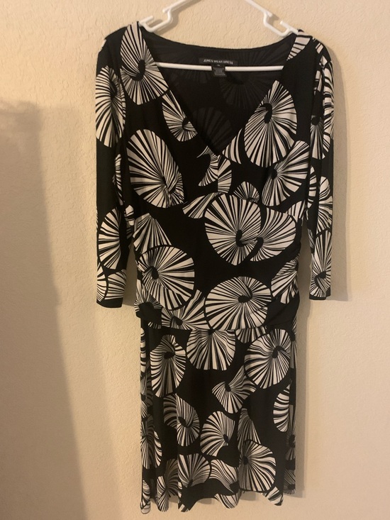 Jones Wear Dresses & Skirts - Jones Wear Black and White Printed Long Sleeve V-Neck Dress